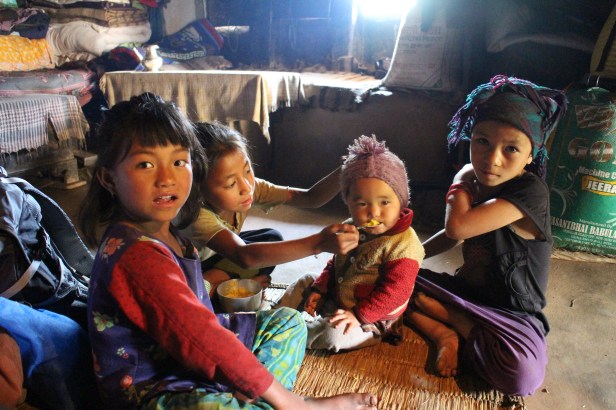 En muchas familias, lo niños "pequeños" cuidan a su vez a otros niños aún más pequeños...