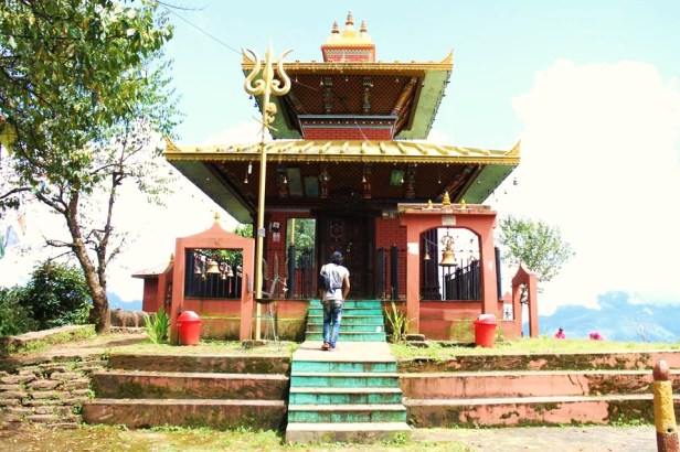 Pequeño templo hindú en el pueblo de Listi...