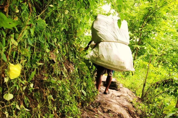 Me parece impresionante la fuerza de estos hombres y mujeres, escalando las montañas con estas cargas a sus espaldas...