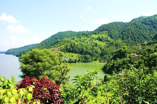Vista del lago Phewa, desde la pequeña casita alquilada, en medio de la montaña