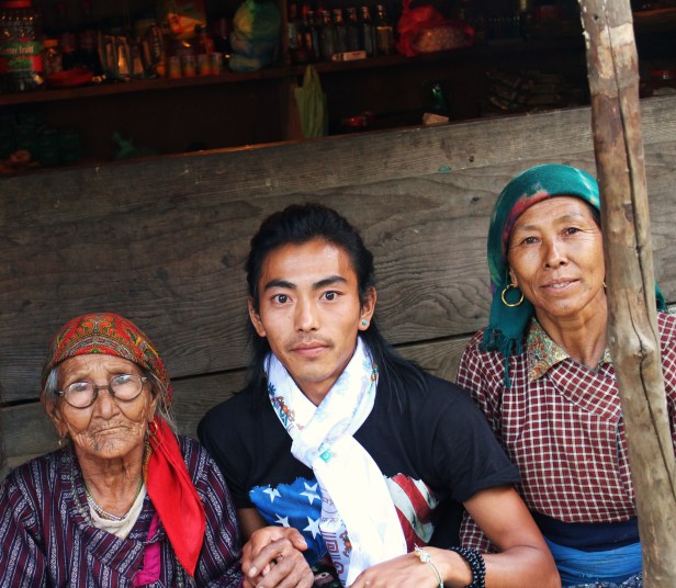Las gentes de este pueblo, cómo en todos los lugares de Nepal en los que he estado, son personas muy humildes pero con unas ganas inmensas de compartir lo poco que tienen... su generosidad, su humildad y su belleza interior te llegan hasta lo más profundo del corazón