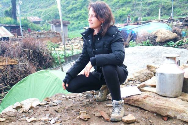 En Nepal, en el pueblo de Listikot... un pueblo roto por la intensa fuerza de la tierra...